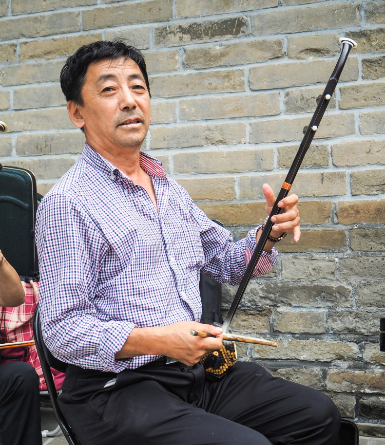 Erhu çalan bir müzisyen